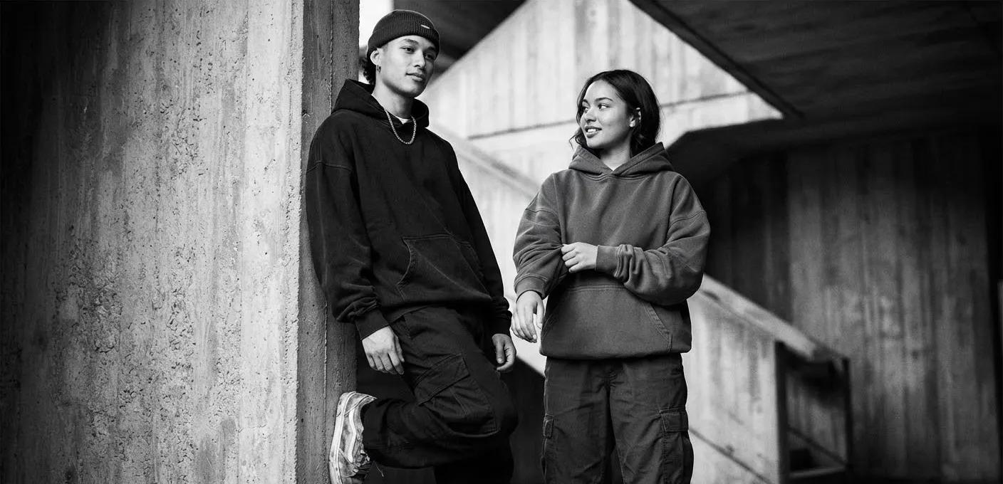 Dos personas con hoodies oversize